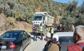 Kamyonla çarpışan motosikletin sürücüsü yaralandı; eşi ve torunu öldü