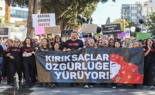 Kırık Saçlar Özgürlüğe Buca'da yürüdü, belediye önünde dev pankart açıldı