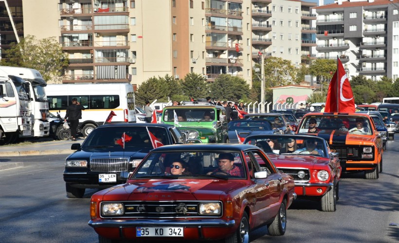 Klasik otomobillerle İzmir'de 29 Ekim korteji