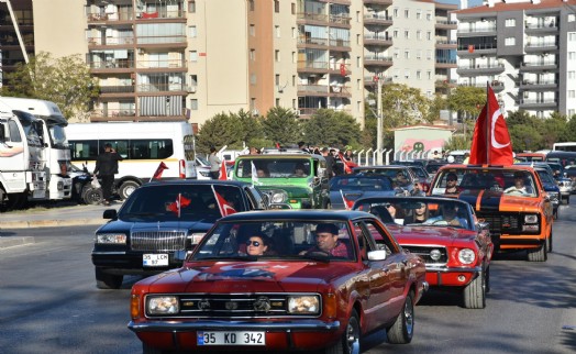 Klasik otomobillerle İzmir'de 29 Ekim korteji