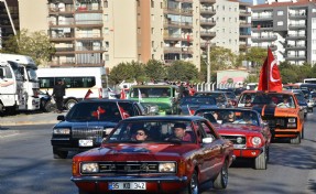 Klasik otomobillerle İzmir'de 29 Ekim korteji