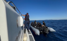 Kuşadası'nda Yunan unsurlarınca geri itilen bottaki 17 kaçak göçmen kurtarıldı