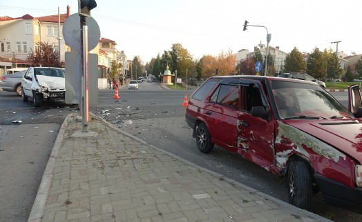 Kütahya'da 2 otomobil çarpıştı; 3 yaralı