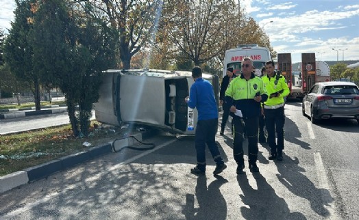 Kütahya’da TIR’a çarparak devrilen otomobilin sürücüsü yaralandı