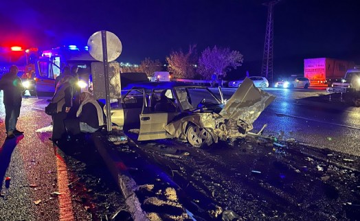 Manisa’da iki otomobil kafa kafaya çarpıştı: 1 ölü, 5 yaralı