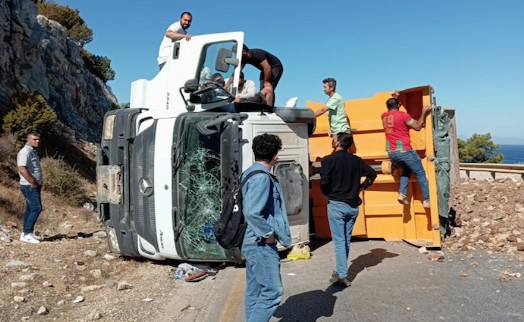 Otomobile çarpıp, devrilen hafriyat kamyonunun şoförü yaralandı