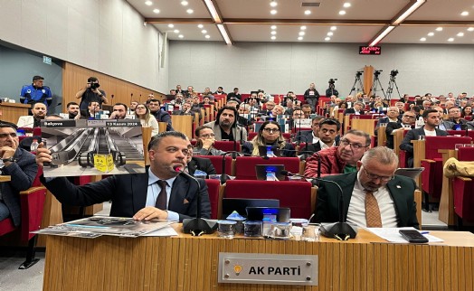 AK Parti İzmir, 'yürümeyen merdivenleri' gündeme taşıdı: CHP’li yönetimin iflas eden vizyonunun simgesi!