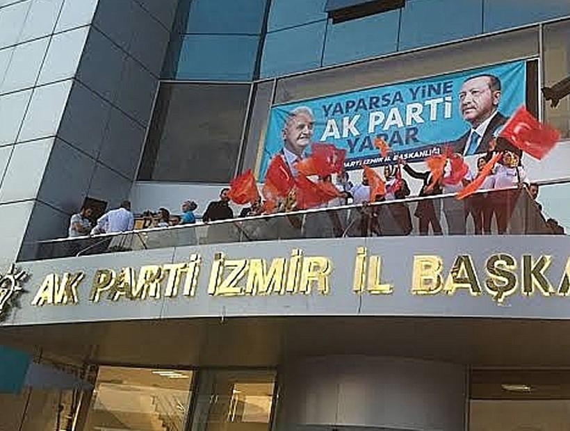 AK Parti İzmir’de şok istifa: Teşkilatın önemli ismi görevinden ayrıldı!