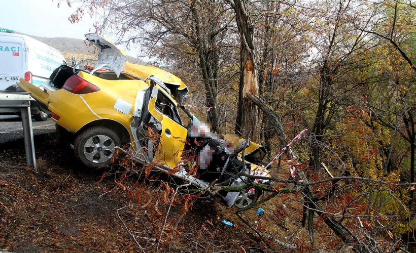 Ağaca çarpan taksideki yolcu öldü, şoför ağır yaralandı