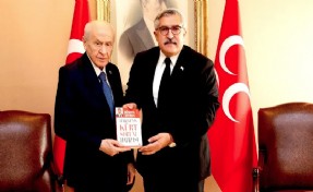 Bahçeli'ye dikkat çeken hediye: ‘Türkiye’nin Kürt Sorunu Hafızası’