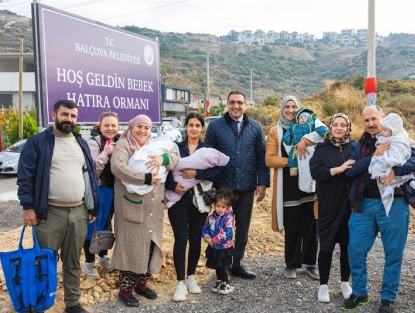 Balçova'da Çocuk Hakları Günü’nde anlamlı etkinlik: Fidanlar çocuklar için dikildi