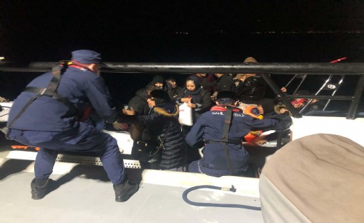 Bodrum'da 33 kaçak göçmen ile 3 göçmen kaçakçısı yakalandı