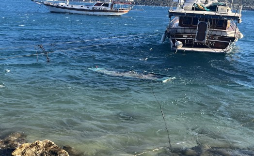 Bodrum'da fırtına; ağaçlar devrildi, balıkçı teknesi battı