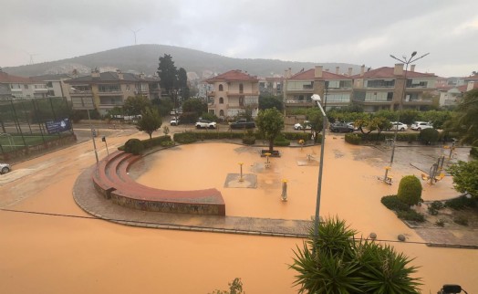 Çeşme'de sağanak; yollar göle döndü