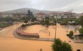 Çeşme'de sağanak; yollar göle döndü