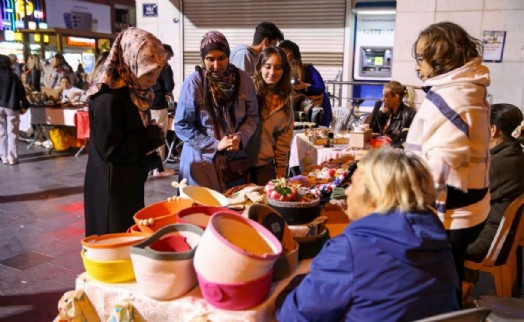 ‘Gece Pazarı’ ile kadınların el emeği kazanca dönüştü