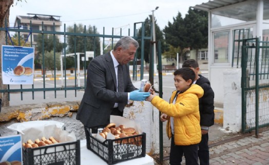 Güzelbahçe Belediyesi çocukları unutmadı: Öğrencilere kahvaltı sürprizi