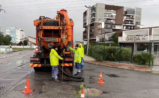 İzmir Büyükşehir Belediyesi 850 personel ve 640 araçla sahada