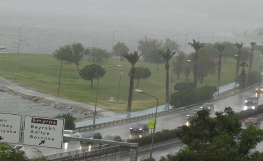 İzmir'de sağanak etkili oldu