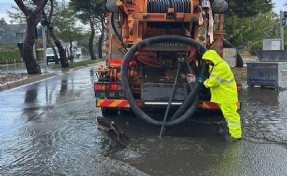 İzmir’de yağmur teyakkuzu: Büyükşehir ekipleri sahada