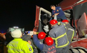 Manisa'da TIR, kamyona arkadan çarptı: 2 yaralı