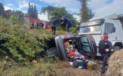 Salihli'de otomobil refüjü aşıp, park halindeki kamyona çarptı: 1 yaralı