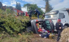 Salihli'de otomobil refüjü aşıp, park halindeki kamyona çarptı: 1 yaralı