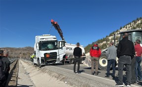 Sürücüsünün makas attığı TIR refüje girdi, yol 1 saat ulaşıma kapandı