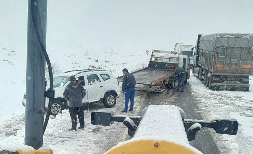 Afyonkarahisar'da kar, ulaşımı olumsuz etkiledi