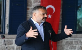 Aslanoğlu ‘körfez’ tartışmalarına isyan etti: Sahneye koyduğunuz tiyatrolar yeter!