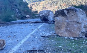 Aydın'da heyelan; Köşk-Ödemiş kara yolu çift yönlü trafiğe kapandı