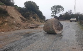 Aydın'da yamaçtan kopan kaya parçaları yola düştü