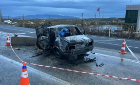 Bariyere çarpan otomobil alev aldı: 2 ölü