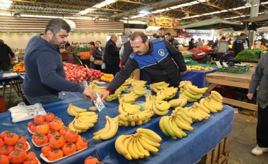 Bayraklı zabıtasından pazar yeri denetimi