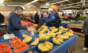 Bayraklı zabıtasından pazar yeri denetimi