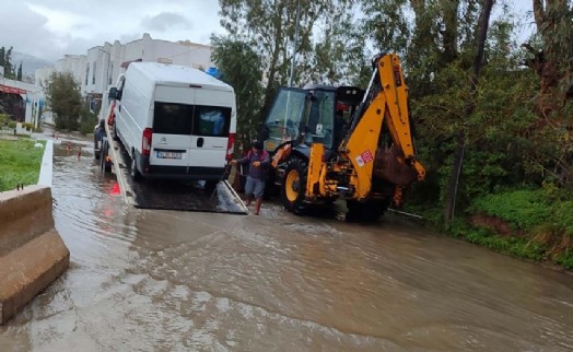 Bodrum'da sağanak; cadde ve sokaklar göle döndü