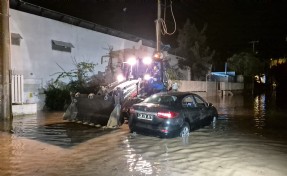 Bodrum'da sel baskını; 11'den fazla evi su bastı, otomobilde mahsur kalan belediye personelleri kurtarıldı