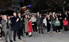 Bornova Küçükpark’ta yeni yıl coşkusu: Grup Bournabat ve Grup İlyada’dan muhteşem performans