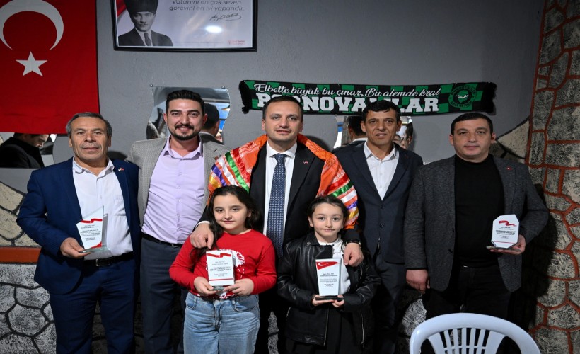 Bornova’da muhtarlardan Başkan Eşki’ye teşekkür plaketi