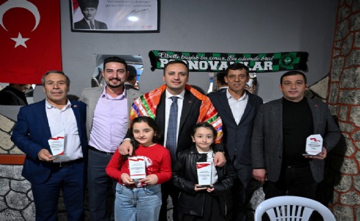 Bornova’da muhtarlardan Başkan Eşki’ye teşekkür plaketi