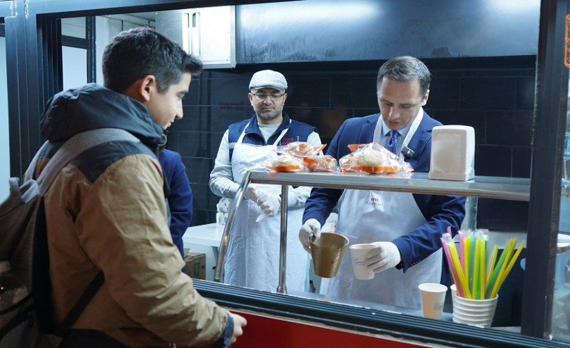 Bornova’da soğuk kış günlerinde içleri ısıtan hizmet