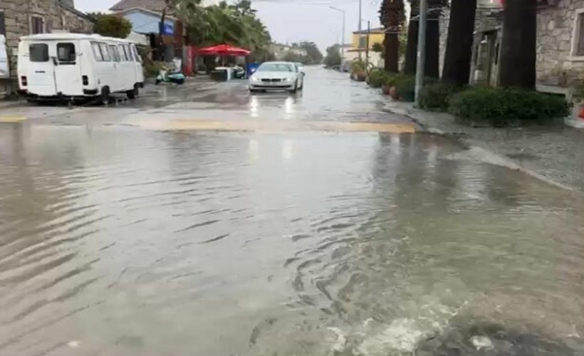 Çeşme'de sağanak etkili oldu