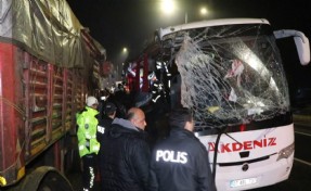 Denizli'de yolcu otobüsü TIR'a çarptı: 1 ölü, 20 yaralı