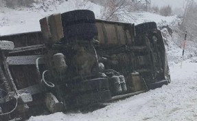 Devrilen TIR’da 2 kişi yaralandı