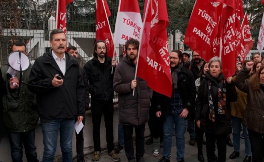 Erkan Baş, Çalışma Bakanlığı önünden seslendi: ‘Bu artık bıçağın kemiğe dayandığı andır!’