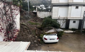 İstinat duvarı park halindeki otomobilin üstüne çöktü: 1 ev zarar gördü