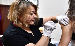 İzmir Büyükşehir Belediyesi HPV aşısı uygulamasını başlattı