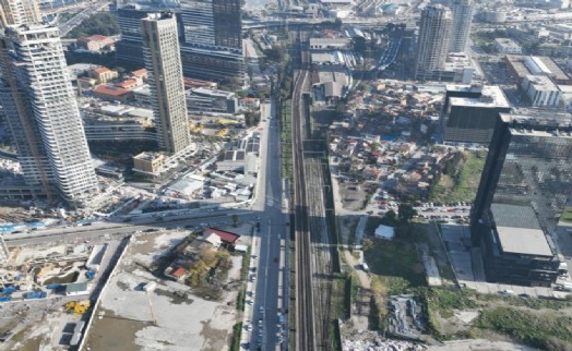 Konak’ın iki yakası Mürselpaşa Karayolu Alt Geçidi ile birleşiyor