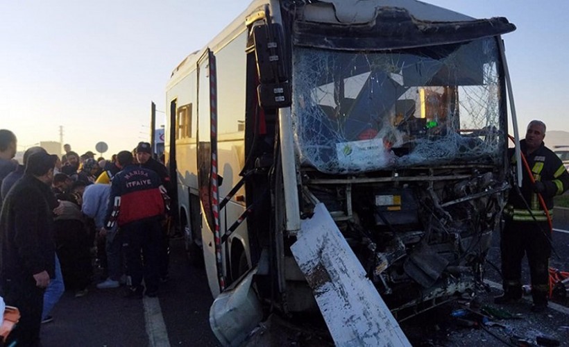 Manisa'da servis midibüsü ile TIR çarpıştı: 22 işçi yaralı