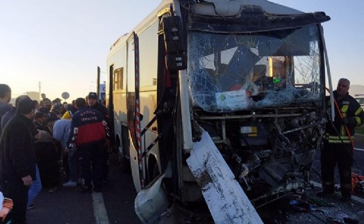 Manisa'da servis midibüsü ile TIR çarpıştı: 22 işçi yaralı